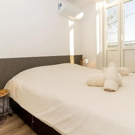 Modern - Campanha Train Station Apartment